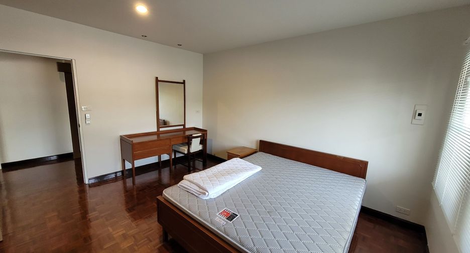 For rent 2 bedrooms condo in Pathum Wan, Bangkok