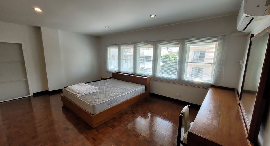 For rent 2 bedrooms condo in Pathum Wan, Bangkok