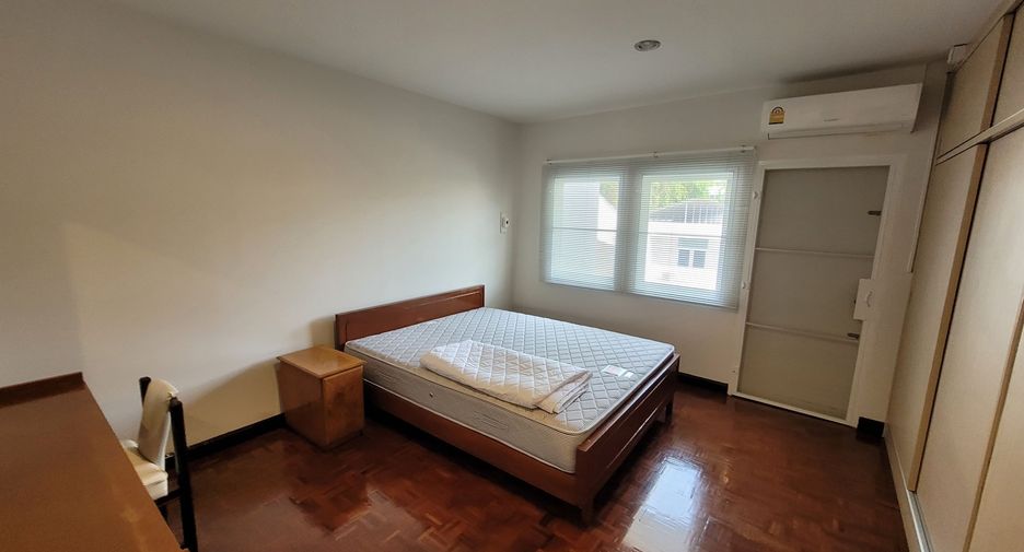 For rent 2 bedrooms condo in Pathum Wan, Bangkok
