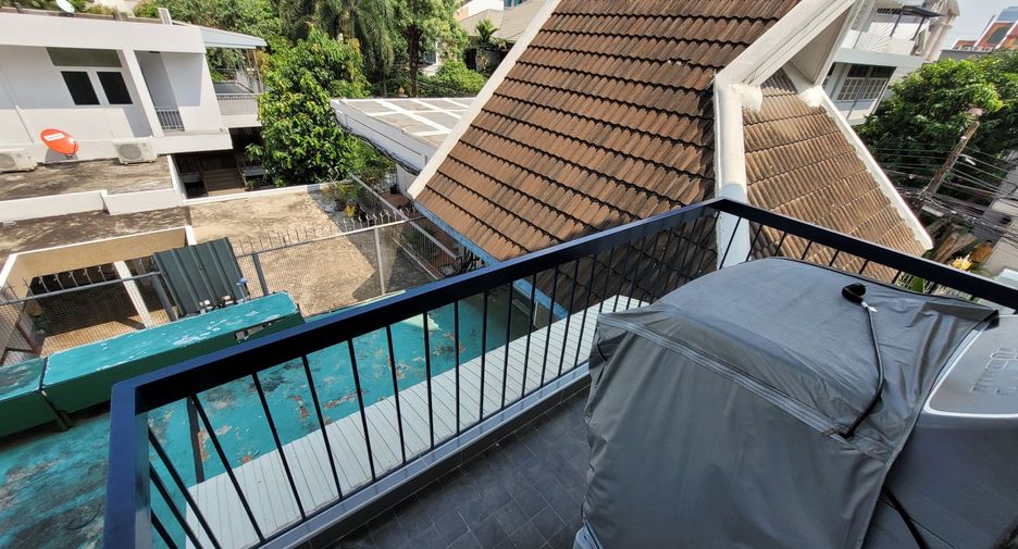 For rent 2 bedrooms condo in Pathum Wan, Bangkok