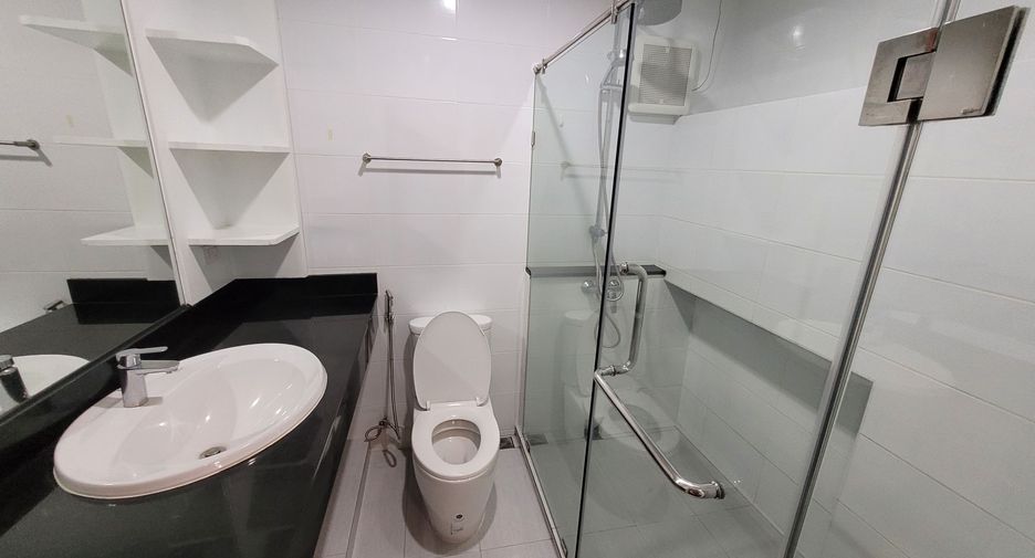For rent 2 bedrooms condo in Pathum Wan, Bangkok
