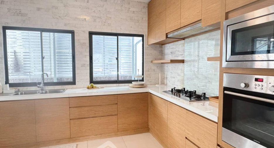 Casa en alquiler y en venta de 4 habitaciones en Suan Luang, Bangkok