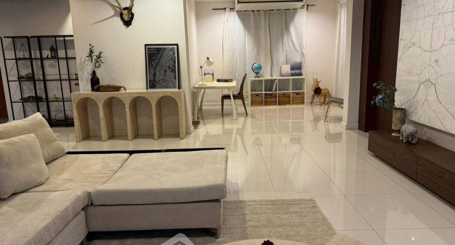 Casa en alquiler y en venta de 4 habitaciones en Suan Luang, Bangkok