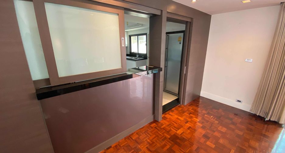 For rent 4 bedrooms condo in Watthana, Bangkok