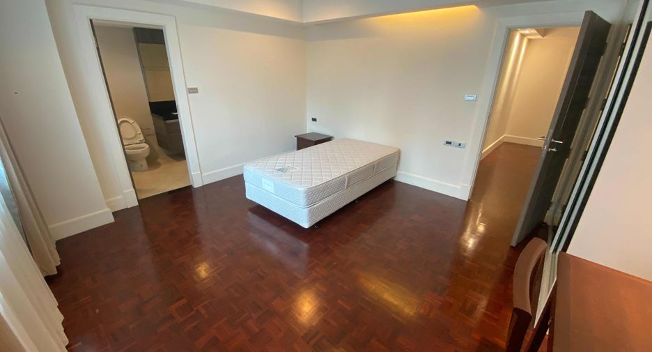 For rent 4 bedrooms condo in Watthana, Bangkok