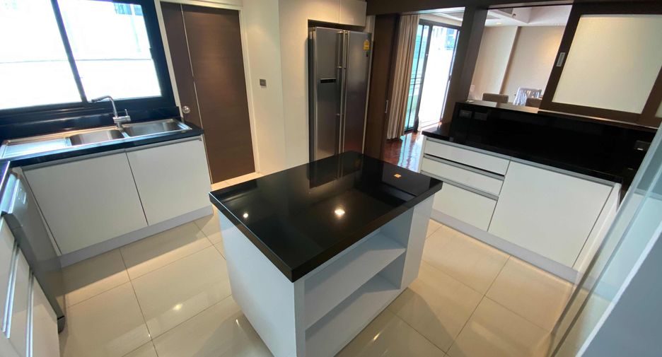 For rent 4 bedrooms condo in Watthana, Bangkok