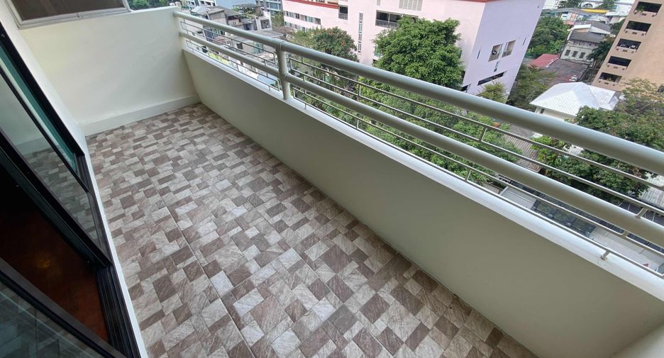 For rent 4 bedrooms condo in Watthana, Bangkok