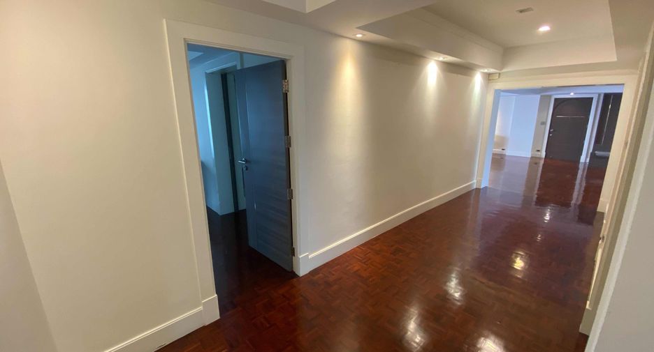 For rent 4 bedrooms condo in Watthana, Bangkok