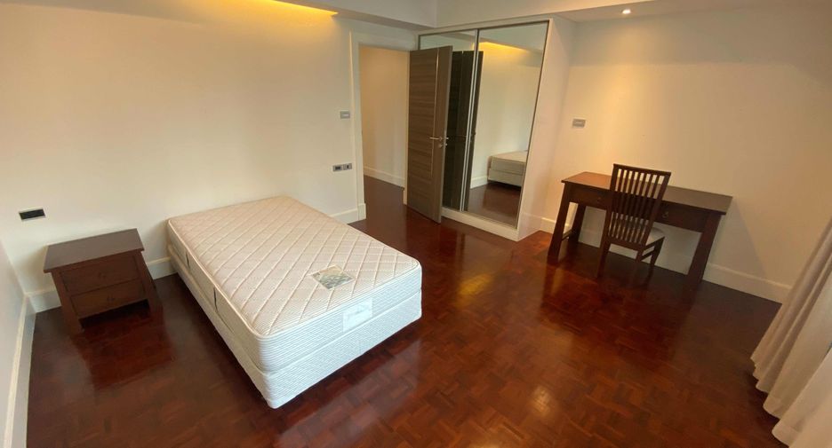For rent 4 bedrooms condo in Watthana, Bangkok