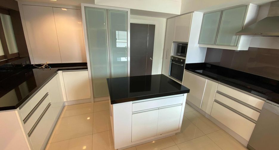 For rent 4 bedrooms condo in Watthana, Bangkok