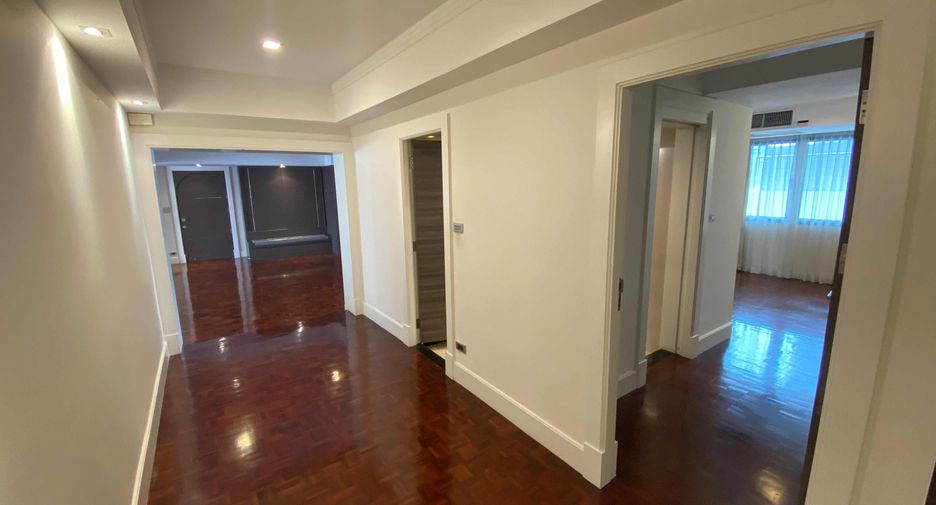 For rent 4 bedrooms condo in Watthana, Bangkok