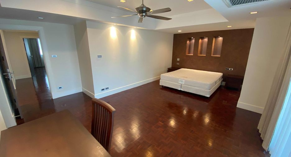 For rent 4 bedrooms condo in Watthana, Bangkok