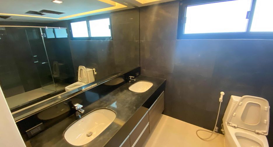 For rent 4 bedrooms condo in Watthana, Bangkok
