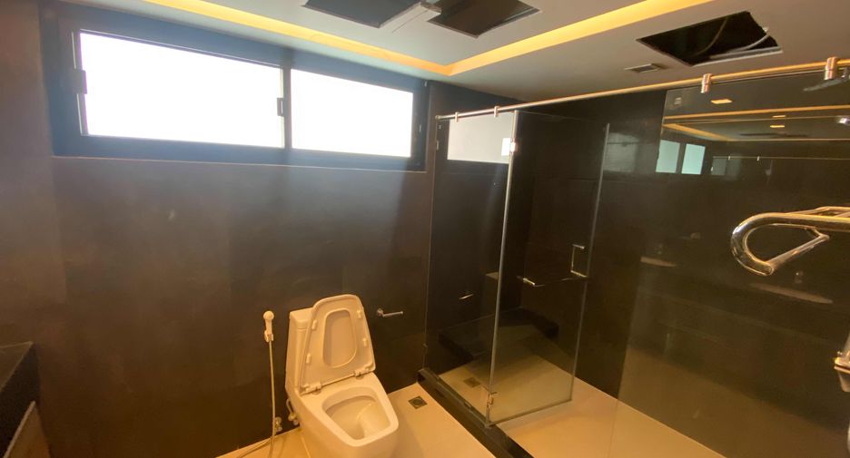 For rent 4 bedrooms condo in Watthana, Bangkok