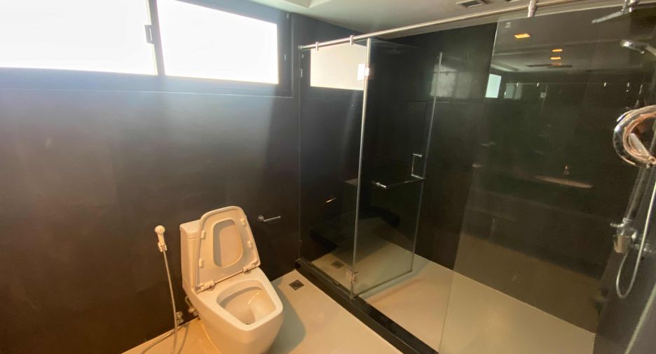 For rent 4 bedrooms condo in Watthana, Bangkok
