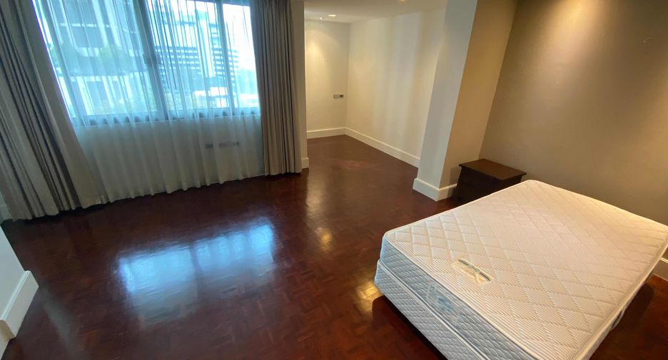 For rent 4 bedrooms condo in Watthana, Bangkok