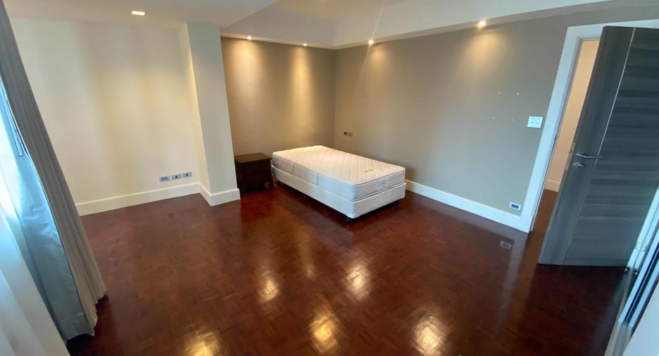 For rent 4 bedrooms condo in Watthana, Bangkok