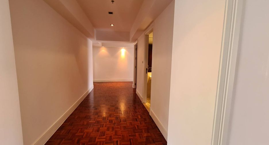 For rent 4 bedrooms condo in Watthana, Bangkok
