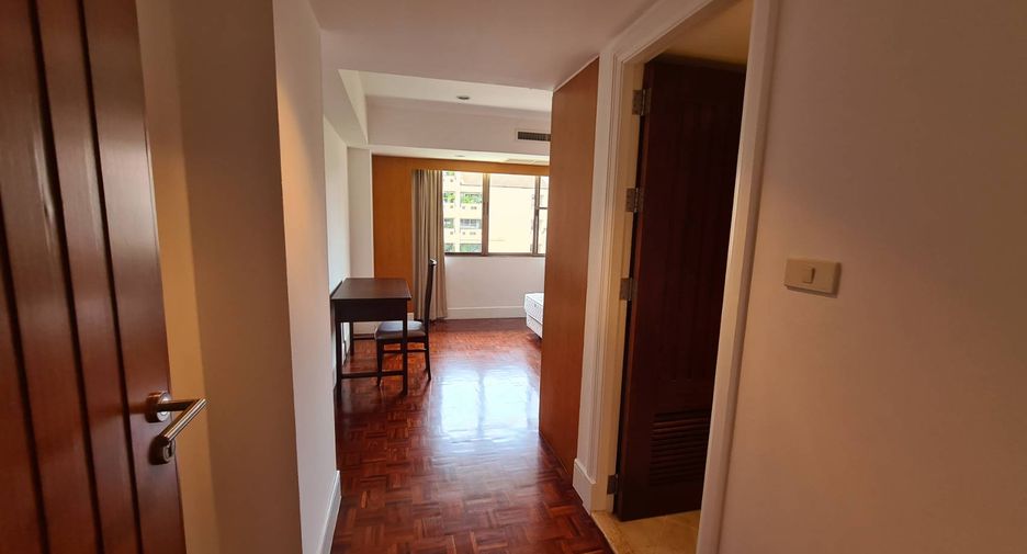 For rent 4 bedrooms condo in Watthana, Bangkok