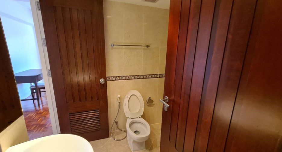 For rent 4 bedrooms condo in Watthana, Bangkok
