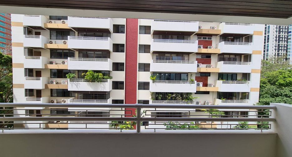 For rent 4 bedrooms condo in Watthana, Bangkok