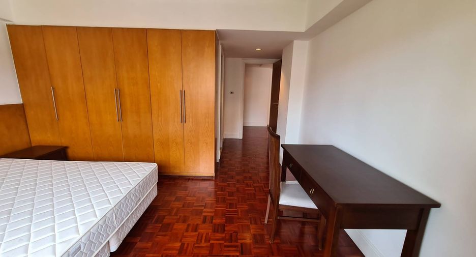 For rent 4 bedrooms condo in Watthana, Bangkok