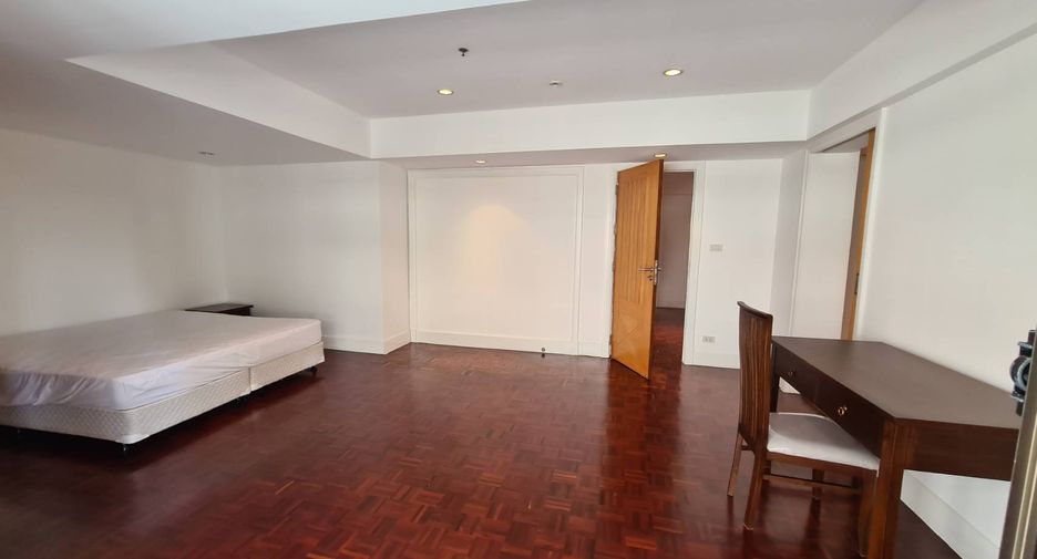 For rent 4 bedrooms condo in Watthana, Bangkok