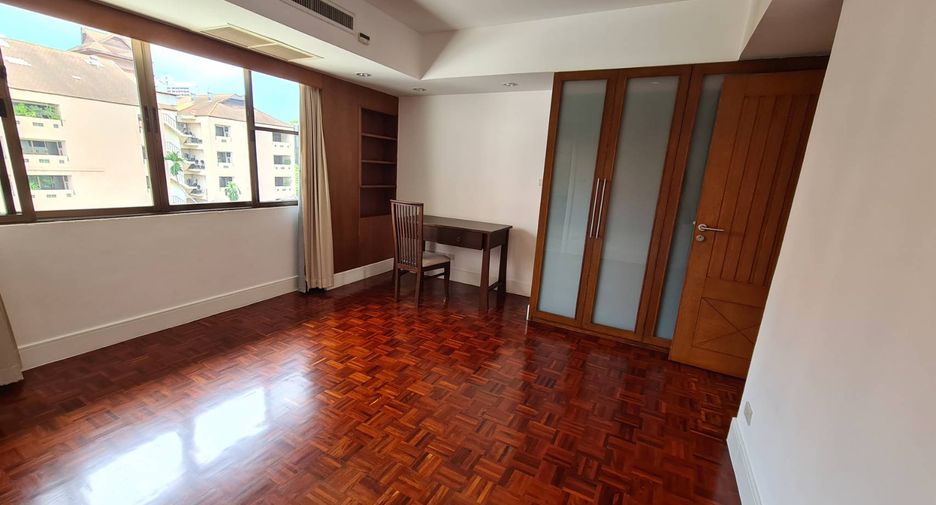 For rent 4 bedrooms condo in Watthana, Bangkok