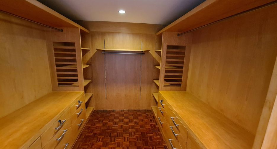 For rent 4 bedrooms condo in Watthana, Bangkok