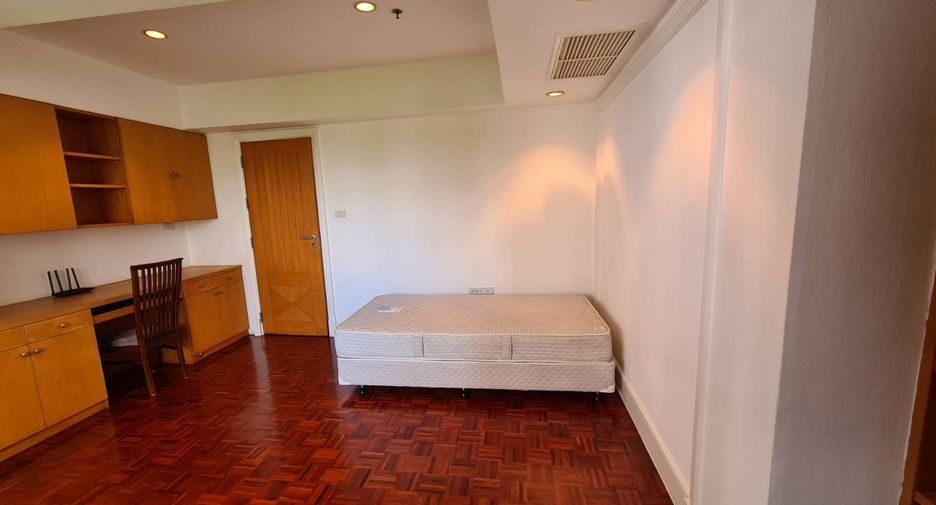 For rent 4 bedrooms condo in Watthana, Bangkok