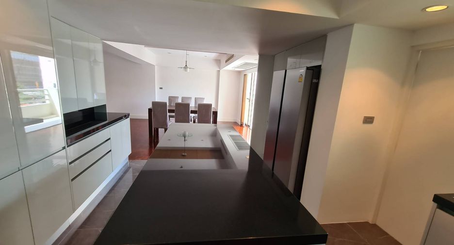 For rent 4 bedrooms condo in Watthana, Bangkok