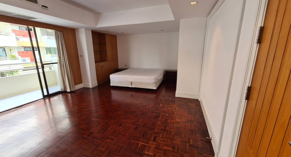 For rent 4 bedrooms condo in Watthana, Bangkok