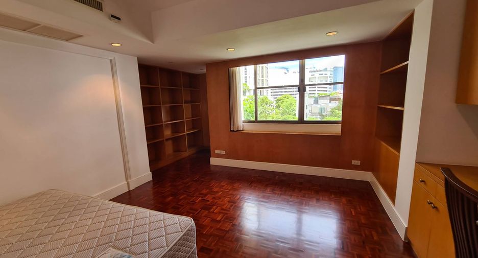 For rent 4 bedrooms condo in Watthana, Bangkok