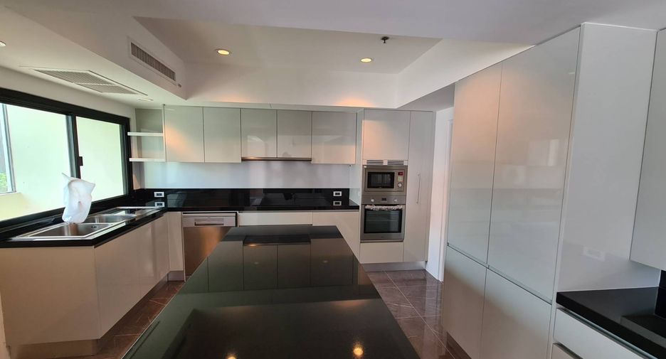 For rent 4 bedrooms condo in Watthana, Bangkok