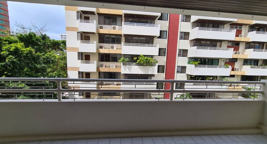 For rent 4 bedrooms condo in Watthana, Bangkok