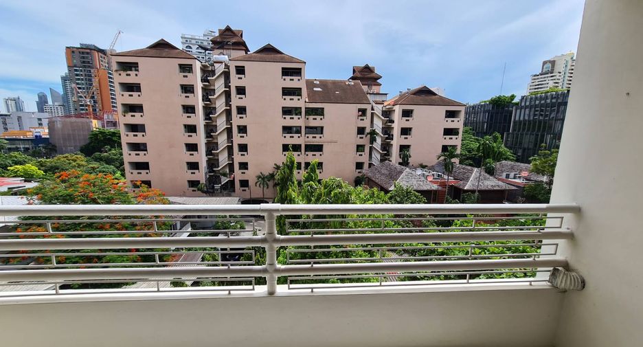 For rent 4 bedrooms condo in Watthana, Bangkok
