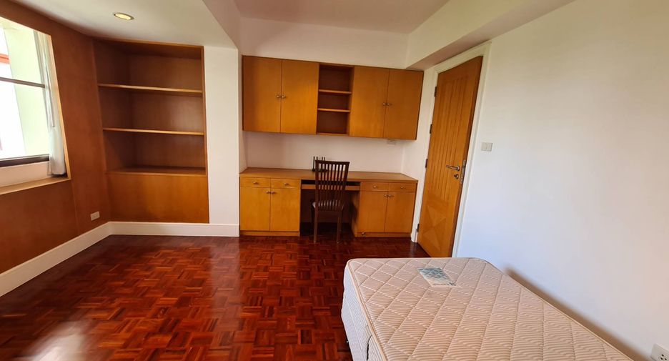 For rent 4 bedrooms condo in Watthana, Bangkok
