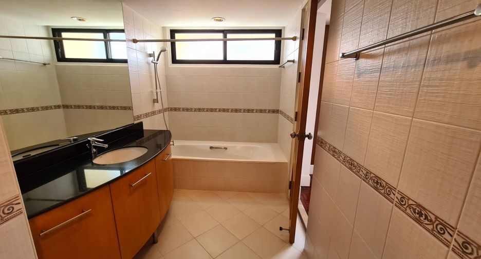 For rent 4 bedrooms condo in Watthana, Bangkok