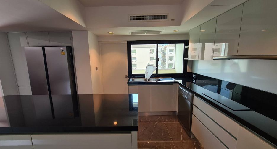 For rent 4 bedrooms condo in Watthana, Bangkok