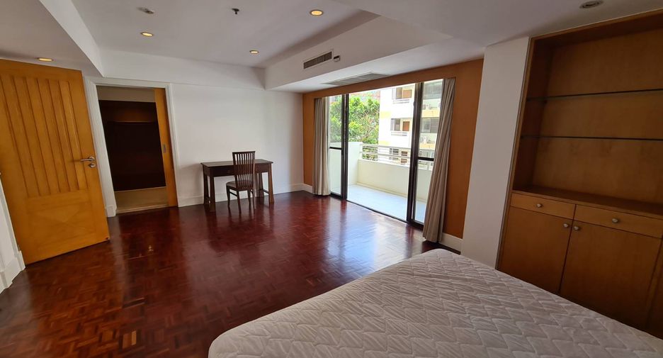 For rent 4 bedrooms condo in Watthana, Bangkok