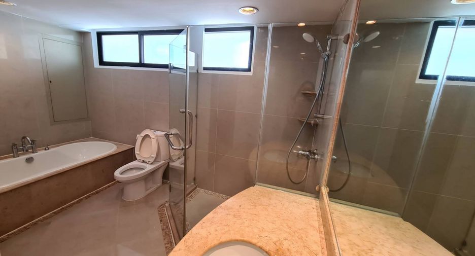For rent 4 bedrooms condo in Watthana, Bangkok