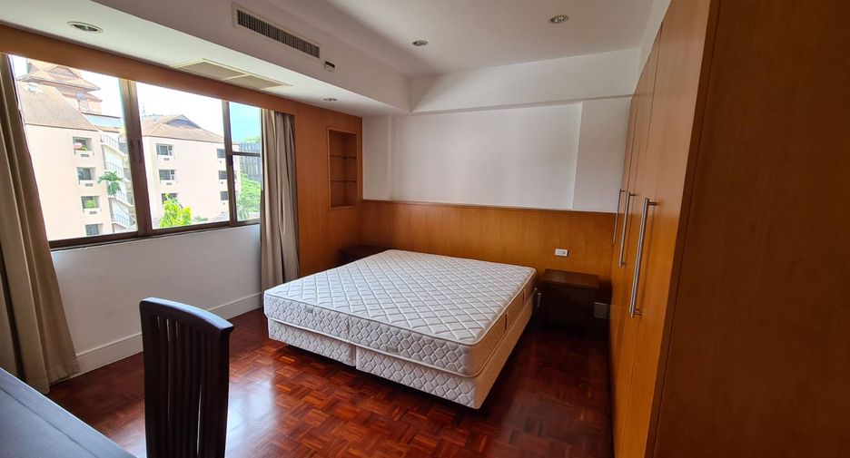 For rent 4 bedrooms condo in Watthana, Bangkok
