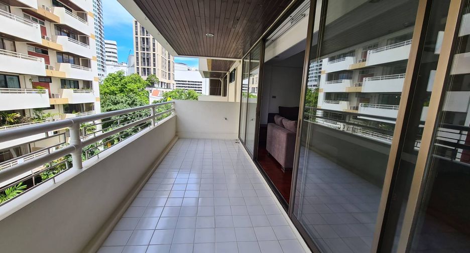 For rent 4 bedrooms condo in Watthana, Bangkok