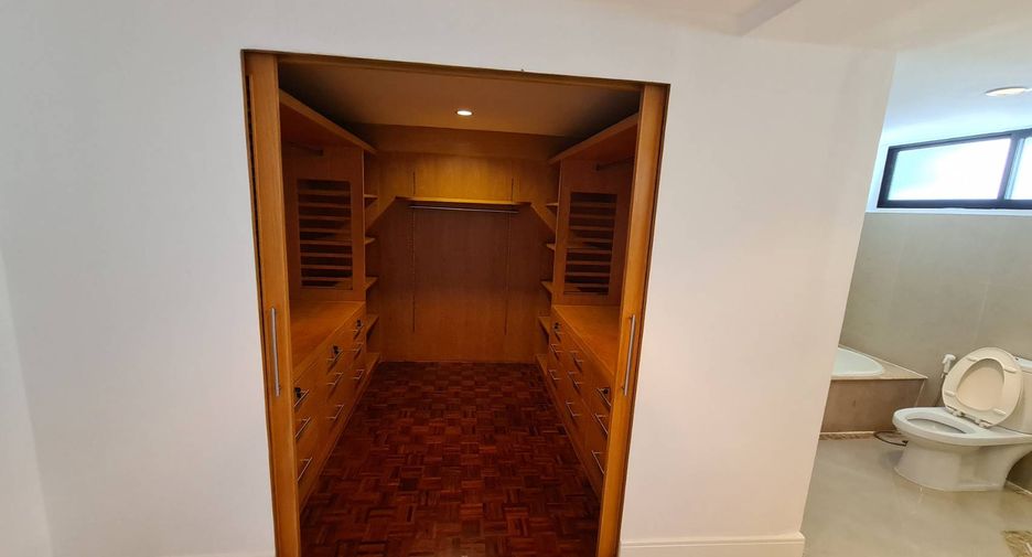 For rent 4 bedrooms condo in Watthana, Bangkok