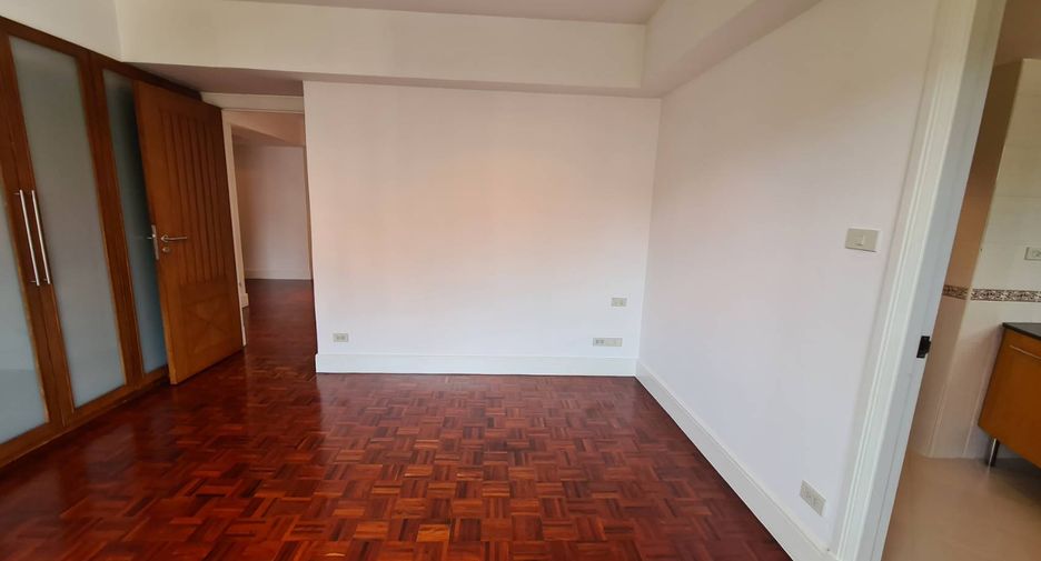 For rent 4 bedrooms condo in Watthana, Bangkok