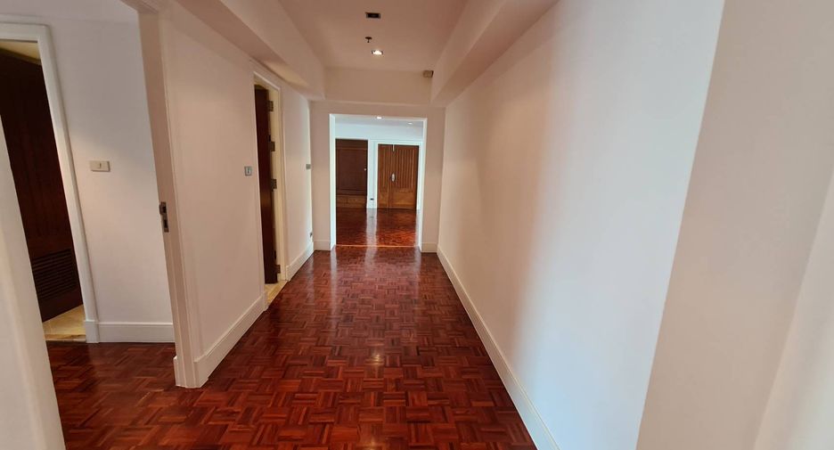 For rent 4 bedrooms condo in Watthana, Bangkok