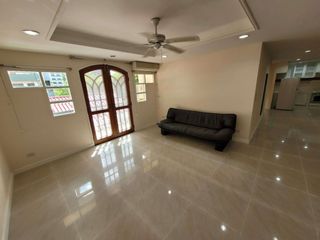 Wohnung zur Miete mit 3 Zimmer in Khlong Toei, Bangkok