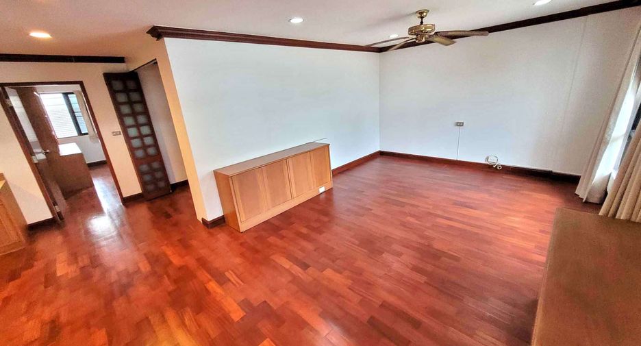 Reihenhaus zur Miete mit 4 Zimmer in Watthana, Bangkok