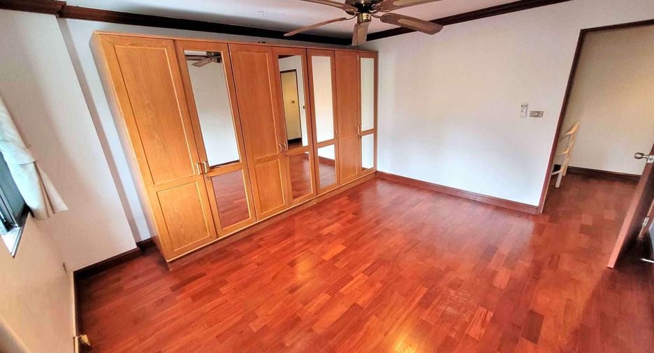 Reihenhaus zur Miete mit 4 Zimmer in Watthana, Bangkok