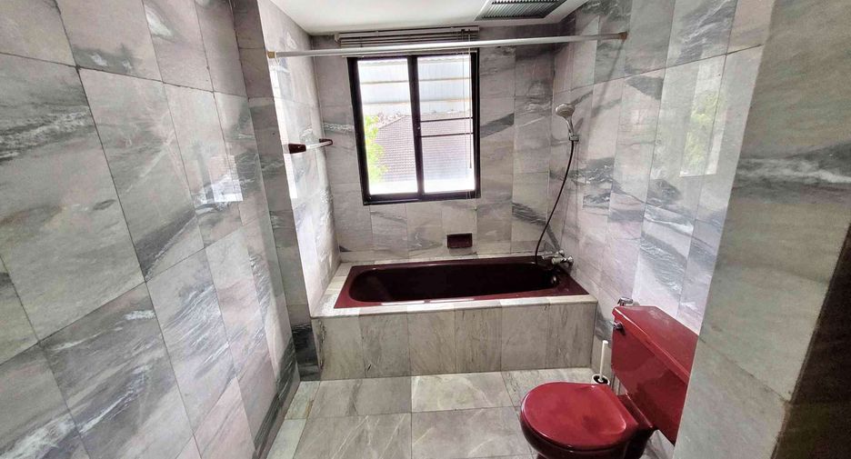 Reihenhaus zur Miete mit 4 Zimmer in Watthana, Bangkok
